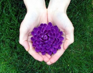 Manualidad de flor de loto hecha con cáscaras de pistacho