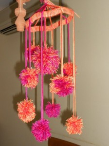 Móvil para niños hecho con pompones de colores