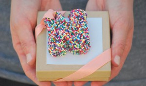 DIY tutorial letra esponja cubierta con confeti o virutas de colores