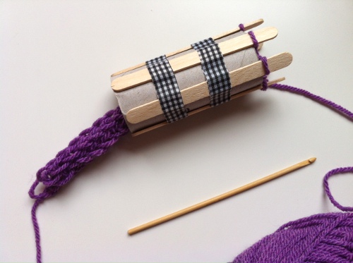Cómo se usa tricotin o muñeco tejedor para hacer cordones de lana