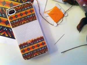 DIY carcasa iphone punto de cruz cross stitch